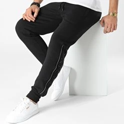 Budget ✔️ Pantalon Jogging Cedar Noir de Classic Series 🥰 -Classic Series Soldes nicce london 297981 0132 K008 0001 20220126T155011 03